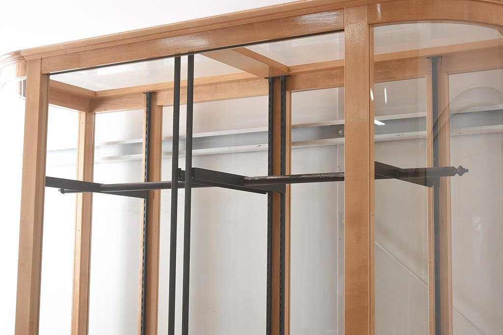 中古品　カバ材　特大サイズ　吊りタイプ　アクセントがおしゃれな日本製のガラスケース(ショーケース、陳列棚)(R-042150)
